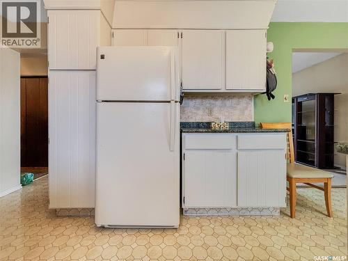 3946 Diefenbaker Drive, Saskatoon, SK - Indoor Photo Showing Kitchen