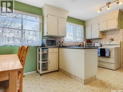 3946 Diefenbaker Drive, Saskatoon, SK - Indoor Photo Showing Kitchen