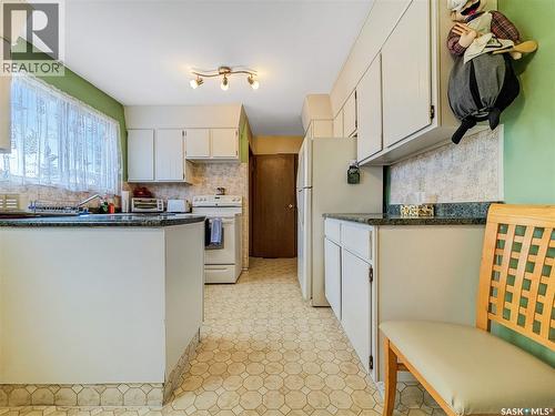3946 Diefenbaker Drive, Saskatoon, SK - Indoor Photo Showing Kitchen