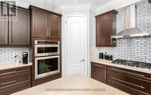 21 Arkwright Drive, Brampton, ON - Indoor Photo Showing Kitchen With Upgraded Kitchen