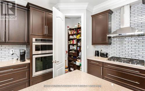 21 Arkwright Drive, Brampton, ON - Indoor Photo Showing Kitchen With Upgraded Kitchen