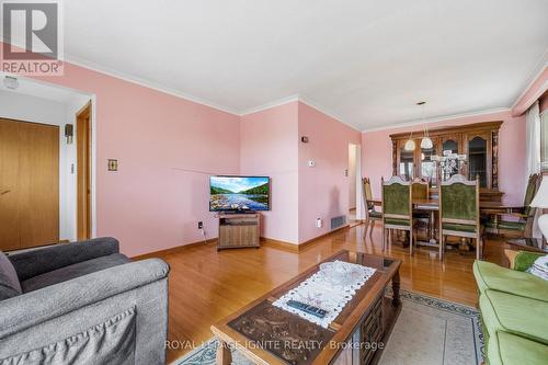 3746 Teeswater Road, Mississauga, ON - Indoor Photo Showing Living Room