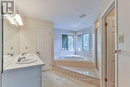 97 Timber Drive, London South (South B), ON - Indoor Photo Showing Bathroom