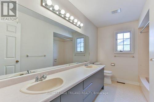 97 Timber Drive, London South (South B), ON - Indoor Photo Showing Bathroom