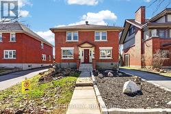 168 HURON AVENUE N  Ottawa, ON K1Y 0W4