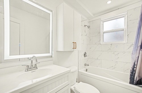 Bathroom - 1392 Rue Decelles, Montréal (Saint-Laurent), QC - Indoor Photo Showing Bathroom