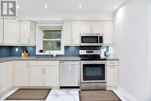825 North Service Road, Mississauga, ON - Indoor Photo Showing Kitchen