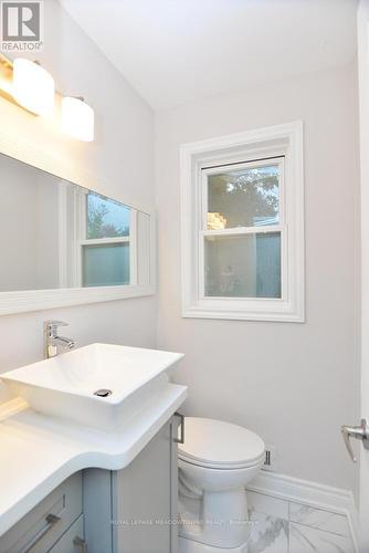 825 North Service Road, Mississauga, ON - Indoor Photo Showing Bathroom
