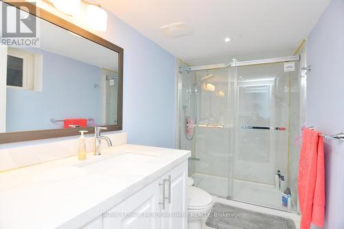 825 North Service Road, Mississauga, ON - Indoor Photo Showing Bathroom