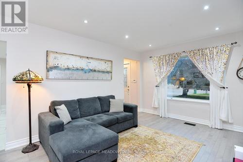 825 North Service Road, Mississauga, ON - Indoor Photo Showing Living Room