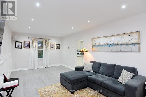 825 North Service Road, Mississauga, ON - Indoor Photo Showing Living Room
