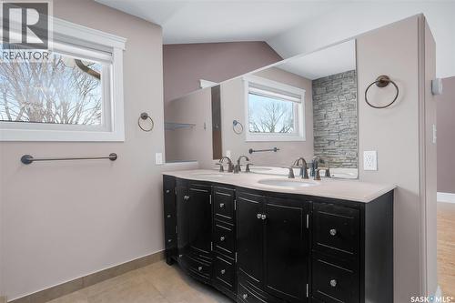 502 4Th Street E, Saskatoon, SK - Indoor Photo Showing Bathroom