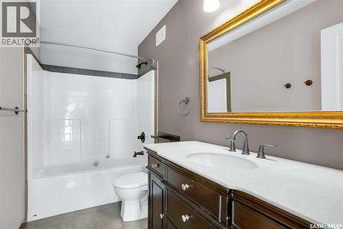502 4Th Street E, Saskatoon, SK - Indoor Photo Showing Bathroom