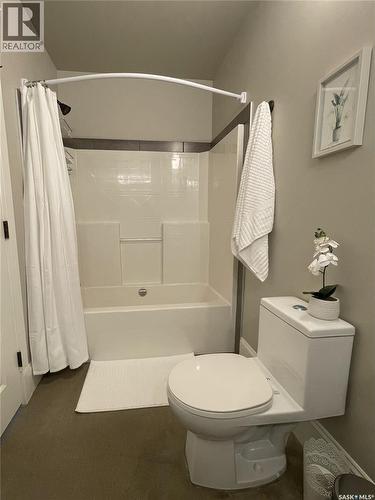 502 4Th Street E, Saskatoon, SK - Indoor Photo Showing Bathroom