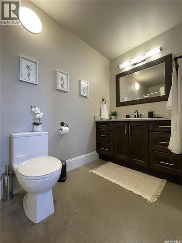 502 4Th Street E, Saskatoon, SK - Indoor Photo Showing Bathroom