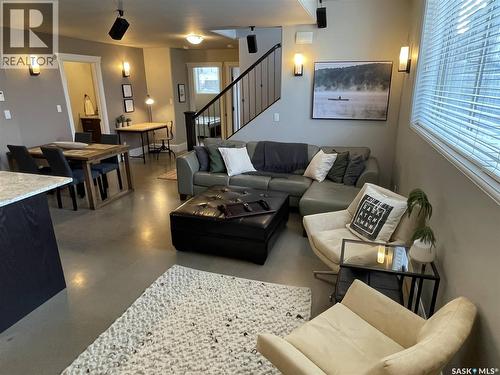 502 4Th Street E, Saskatoon, SK - Indoor Photo Showing Living Room