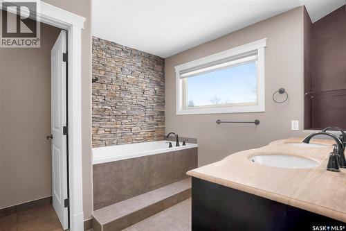 502 4Th Street E, Saskatoon, SK - Indoor Photo Showing Bathroom