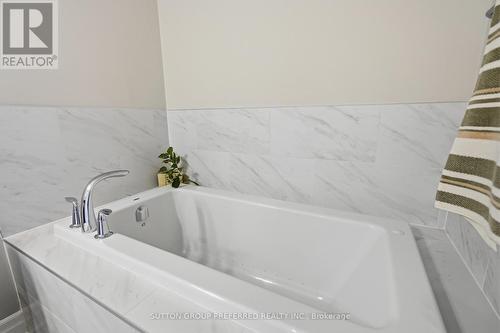 401 - 1200 Commissioners Road W, London South (South B), ON - Indoor Photo Showing Bathroom