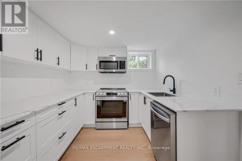 1339 Augustine Drive, Burlington, ON - Indoor Photo Showing Kitchen With Upgraded Kitchen