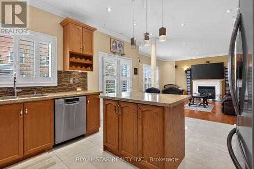 3841 Edgecliffe Run, Mississauga, ON - Indoor Photo Showing Kitchen With Upgraded Kitchen