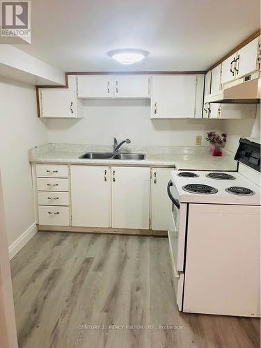 2801 Gulfstream Way, Mississauga, ON - Indoor Photo Showing Kitchen With Double Sink
