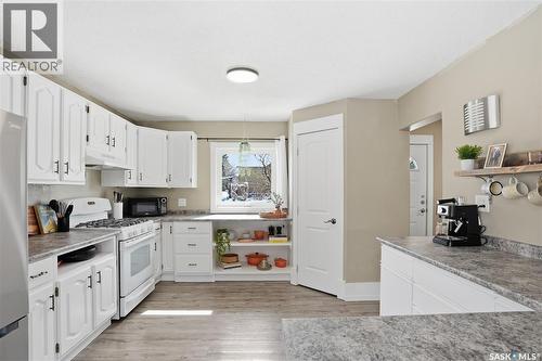 210 Cruise Street, Saskatoon, SK - Indoor Photo Showing Kitchen