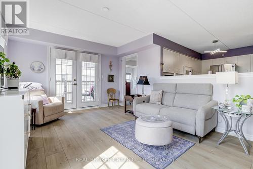 313 - 1460 Bishops Gate, Oakville, ON - Indoor Photo Showing Living Room