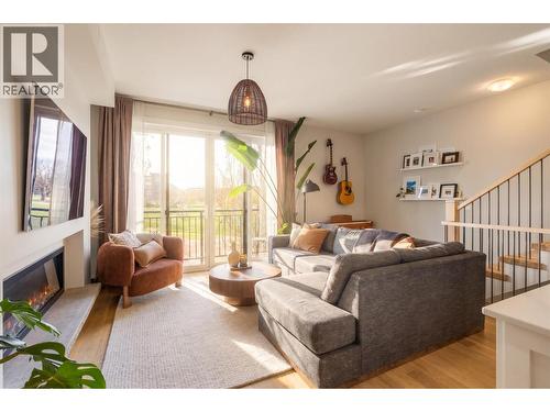 555 Buckland Avenue Unit# 106, Kelowna, BC - Indoor Photo Showing Living Room With Fireplace