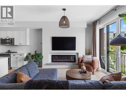 555 Buckland Avenue Unit# 106, Kelowna, BC - Indoor Photo Showing Living Room With Fireplace