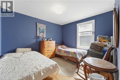 Bedroom featuring wood-finish flooring, a single window, and a ceiling-mounted light fixture - 509 Aberdeen Avenue, Hamilton, ON - Indoor Photo Showing Bedroom
