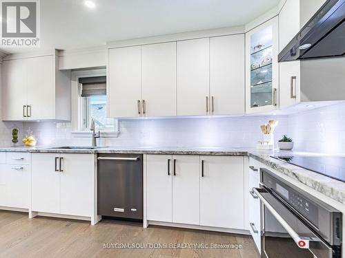 37 Suburban Drive, Mississauga, ON - Indoor Photo Showing Kitchen With Upgraded Kitchen