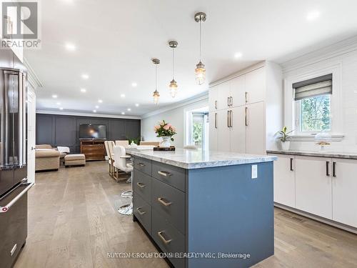 37 Suburban Drive, Mississauga, ON - Indoor Photo Showing Kitchen With Upgraded Kitchen