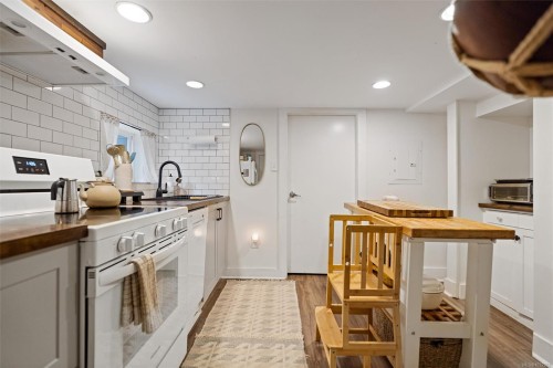 320 Moss St, Victoria, BC 
