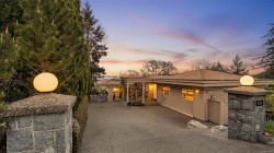 928 Cobblestone Lane Saanich, BC V8Y 3G3