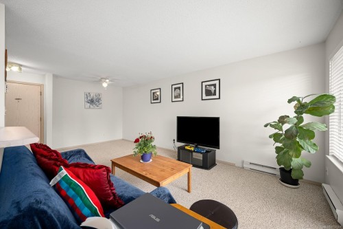 208A-698 Aspen Rd, Comox, BC - Indoor Photo Showing Living Room