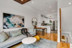 22 Fairhead Mews Toronto, ON M4E 3Y4