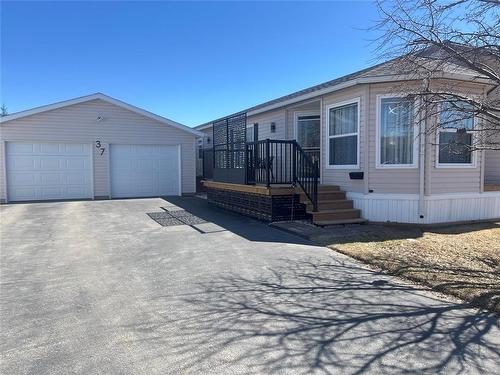37 Bluebird Crescent, Brandon, MB - Outdoor