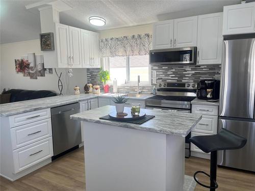 37 Bluebird Crescent, Brandon, MB - Indoor Photo Showing Kitchen With Upgraded Kitchen