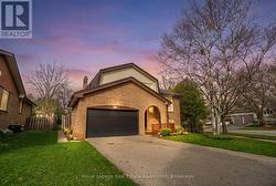 471 VALHALLA COURT  Oakville, ON L6L 5M5