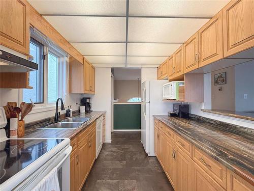 32 Willow Place, Brandon, MB - Indoor Photo Showing Kitchen With Double Sink