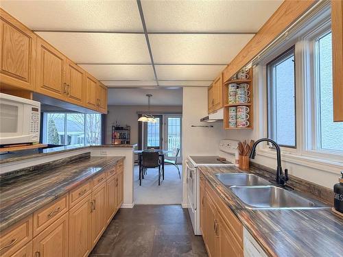 32 Willow Place, Brandon, MB - Indoor Photo Showing Kitchen With Double Sink