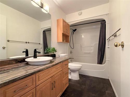 32 Willow Place, Brandon, MB - Indoor Photo Showing Bathroom
