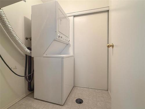 32 Willow Place, Brandon, MB - Indoor Photo Showing Laundry Room