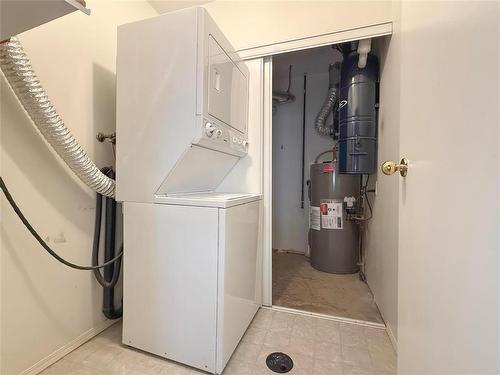 32 Willow Place, Brandon, MB - Indoor Photo Showing Laundry Room