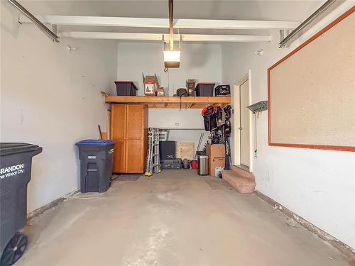 32 Willow Place, Brandon, MB - Indoor Photo Showing Garage