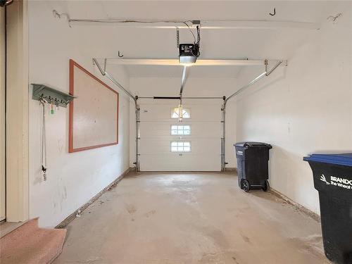 32 Willow Place, Brandon, MB - Indoor Photo Showing Garage