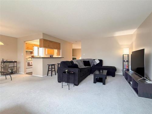 32 Willow Place, Brandon, MB - Indoor Photo Showing Living Room