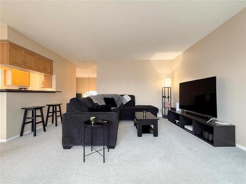 32 Willow Place, Brandon, MB - Indoor Photo Showing Living Room