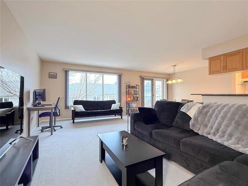 32 Willow Place, Brandon, MB - Indoor Photo Showing Living Room