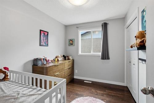 37 Hobbs Crescent, Winnipeg, MB - Indoor Photo Showing Bedroom